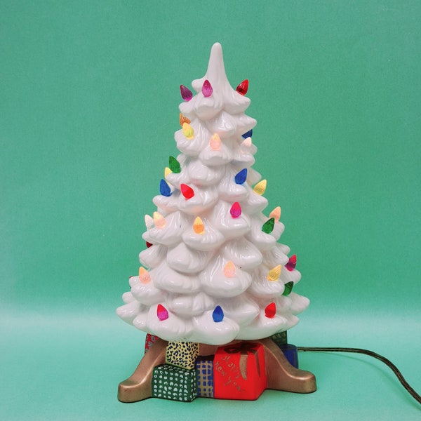 Vintage, zeldzaam! Witte keramische kerstboom uit de jaren 70 met regenboogkleurige lichten