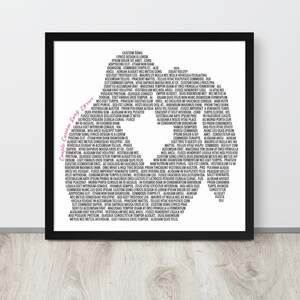 Puede incluir: Impresi&oacute;n de arte de tipograf&iacute;a en blanco y negro con una forma de coraz&oacute;n rosa en el centro. La impresi&oacute;n presenta el texto "Couple Custom Song Lyrics" y una larga lista de palabras en una fuente decorativa.