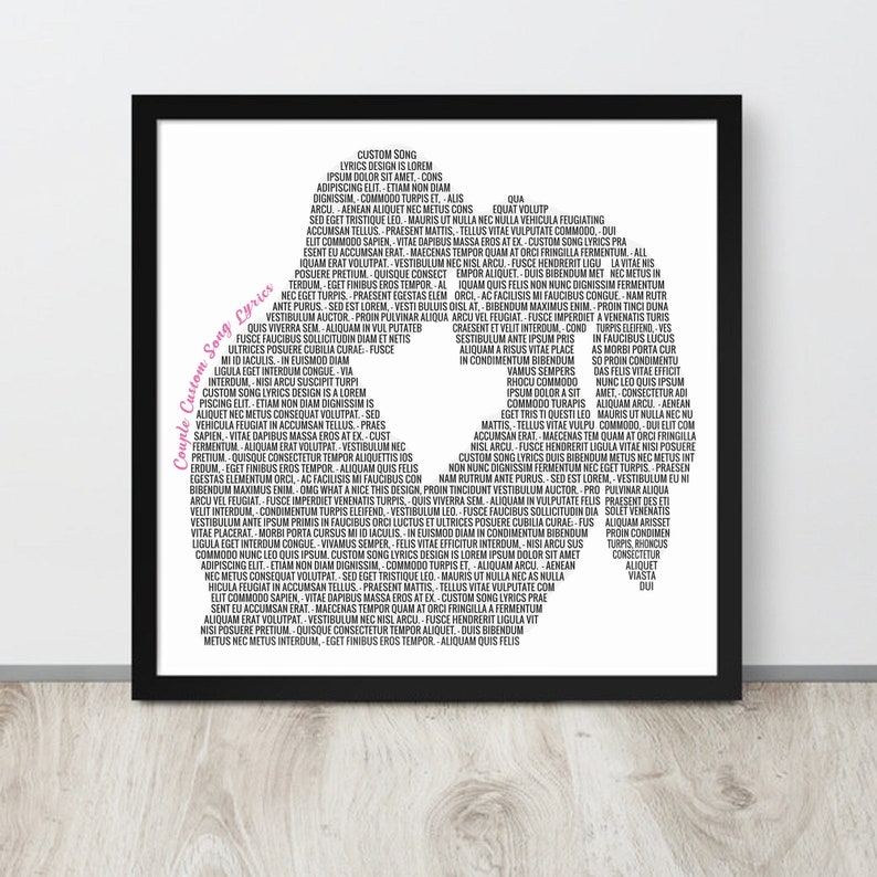 Puede incluir: Impresi&oacute;n de arte de tipograf&iacute;a en blanco y negro con una forma de coraz&oacute;n rosa en el centro. La impresi&oacute;n presenta el texto "Couple Custom Song Lyrics" y una larga lista de palabras en una fuente decorativa.