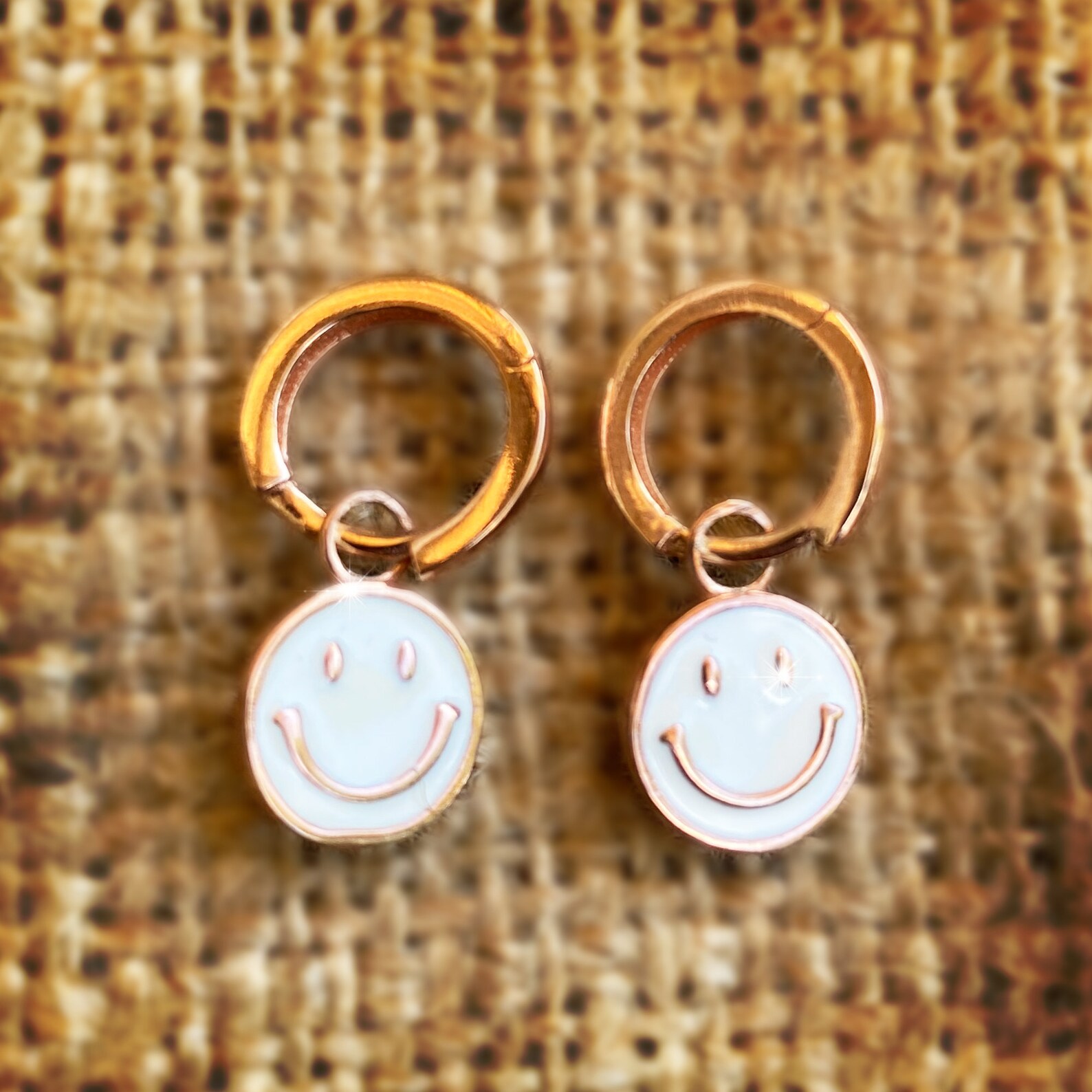 Pendientes Cara Sonriente: La Joyería que Arrasa en Tendencias