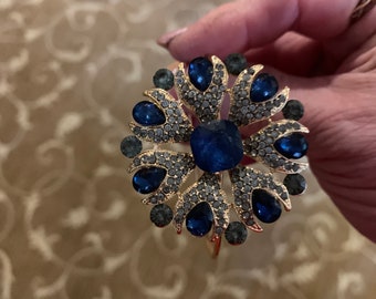 Bracciale rigido in oro blu e strass brillanti. Regolabile per adattarsi a qualsiasi dimensione del polso