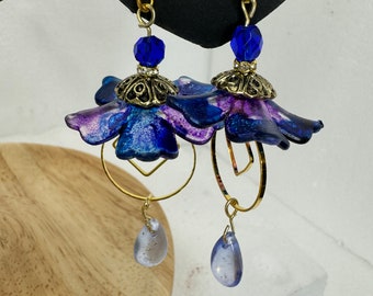 Boucle d'oreille fleur de lucite bleue peinte à la main avec pendentif en forme de larme bleue sur fil circulaire