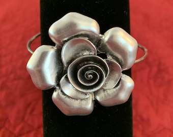 Bracciale floreale grande: regolabile, placcato argento, con motivo a rosa