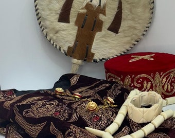 Conjunto tradicional igbo para hombre: camiseta Isi Agu, gorra roja, pulsera de hueso y abanico.