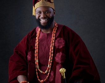 Agbada nigeriano de veludo vinho: traje tradicional para casamento de noivos