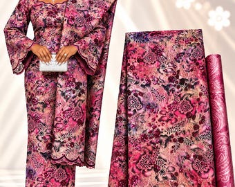 Könnte beinhalten: Ein langärmeliges Blusen- und Rockset mit einem floralen Spitzenmuster in leuchtendem Magenta und tiefem Violett. Das Outfit hat gewellte Kanten, einen eckigen Ausschnitt und ein passendes Kopftuch. Ein separates Stück Stoff ist daneben abgebildet.