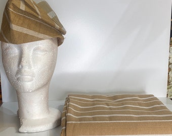 Handgemaakte bruine Aso Oke-set: Yoruba-huwelijkshoed en stof