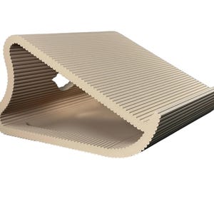 Pu&ograve; includere: Un supporto per computer portatile color beige con un profilo triangolare curvo e cavo, caratterizzato da una superficie scanalata e testurizzata. La struttura presenta un piccolo intaglio circolare sul lato e un bordo anteriore.