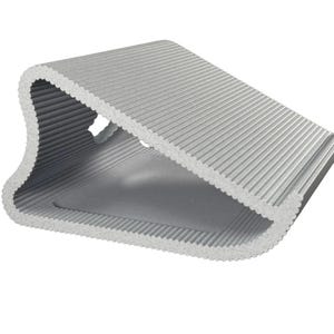 Pu&ograve; includere: Un supporto per computer portatile color argento con profilo triangolare e superficie scanalata e testurizzata. Il supporto presenta un'ampia piattaforma di sostegno inclinata con un piccolo bordo rialzato sul davanti per tenere fermo il dispositivo.