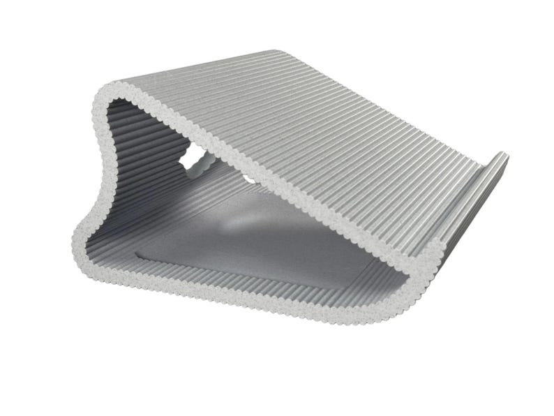 Pu&ograve; includere: Un supporto per computer portatile color argento con profilo triangolare e superficie scanalata e testurizzata. Il supporto presenta un'ampia piattaforma di sostegno inclinata con un piccolo bordo rialzato sul davanti per tenere fermo il dispositivo.