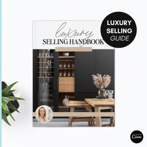 Può includere: Una copertina in bianco e nero per un manuale di vendita di lusso con il titolo "Luxury Selling Handbook" e il sottotitolo "Your resource from start to sold". La copertina presenta una foto di una cucina moderna con un armadio nero, una credenza per il vino in legno e un tavolo da pranzo con sedie. La copertina include anche una sezione di contatto con il testo "Your Name | 123-456-7890 | Your Website or Email Here".
