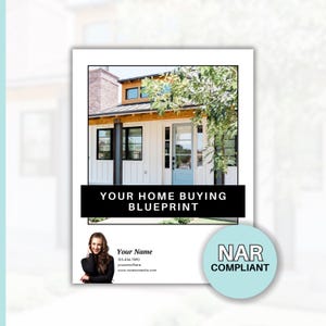 Puede incluir: Una casa blanca con una puerta azul y un árbol verde en frente. El texto "Your Home Buying Blueprint" está en letras negras sobre un fondo blanco. El texto "NAR Compliant" está en letras negras sobre un círculo azul claro.