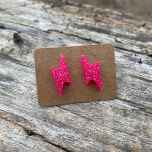 Orecchini a bottone con fulmine western in resina glitterata rosa