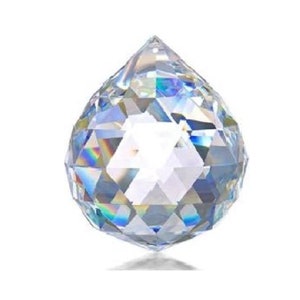 Op de afbeelding: Een heldere kristallen bol met een facetgeslepen ontwerp. De bol is iriserend en reflecteert licht.