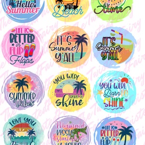 Puede incluir: Doce diseños redondos coloridos con temática de verano con texto e imágenes. Los diseños incluyen palmeras, puestas de sol, sandía, chanclas y las palabras "Hello Summer", "Take Me To The Beach", "Sweet Summer Time", "Life Is Better In Flip Flops", "It's Summer Y'all", "Summer Vibes", "You Were Born To Shine", "Love You To The Beach And Back", "Mermaid Kisses Starfish Wishes", y "Life Is Better In Flip Flops".