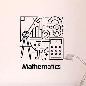 Könnte beinhalten: Ein schwarzer Wandaufkleber mit einer quadratischen Komposition aus mathematischen Symbolen wie Zirkel, Winkelmesser, Taschenrechner, den Zahlen 1, 2 und 3, einem Quadratwurzelzeichen und dem Pi-Symbol, mit dem Wort Mathematics darunter.