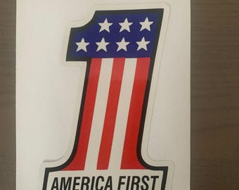Naklejka „America First”: Patriotyczna naklejka winylowa, wodoodporna