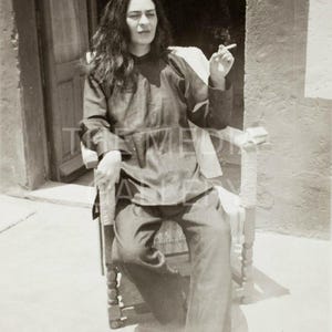 Frida Kahlo Smoking, 1946 Photo Print - Vintage Old Photo - Mexican Culture Art - Cool Photo - Frida Kahlo Art - Native American Art afbeelding 1