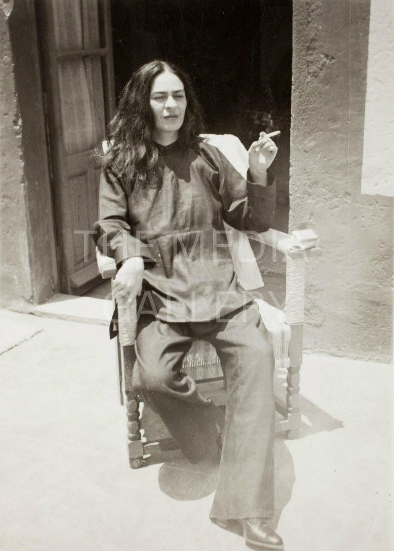 Frida Kahlo Smoking, 1946 Photo Print - Vintage Old Photo - Mexican Culture Art - Cool Photo - Frida Kahlo Art - Native American Art afbeelding 1