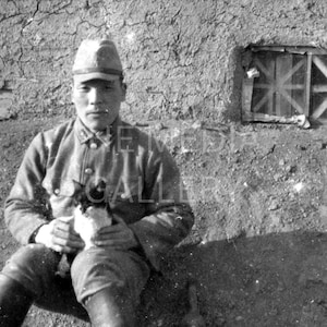 Soldado japonés y gato, fotografía de la Segunda Guerra Mundial, impresión fotográfica, ejército japonés, fotografía de gato, regalo de gato, fotografía antigua vintage, impresión japonesa, amante de los animales