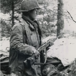 Impresión fotográfica de un soldado del 442.º Regimiento de la Segunda Guerra Mundial - Escena nevada invernal - Foto antigua de época - Soldado del Ejército de EE. UU. - Arte bélico de la Segunda Guerra Mundial - Batalla de las Ardenas