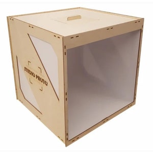 Może przedstawiać: Drewniana skrzynka do zdjęć z przezroczystym panelem przednim i wycięciem na górze. Skrzynka jest oznaczona jako "Studio Photo".
