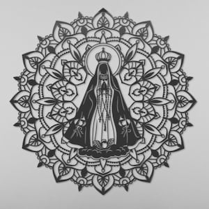 Pode incluir: Arte de parede em metal preto com uma representação detalhada de Nossa Senhora de Fátima dentro de um intrincado design de mandala. A obra de arte apresenta uma figura central com uma coroa, rodeada por padrões florais e geométricos.