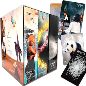 Może przedstawiać: Zestaw trzech pudełkowych talii kart tarota i wróżb. Talie noszą tytuły "Familiars Way Tarot", "Familiars Way Oracle" i "Shadow Garden Oracle". Pudełka ozdobione są kolorowymi ilustracjami zwierząt, roślin i innych mistycznych obrazów.