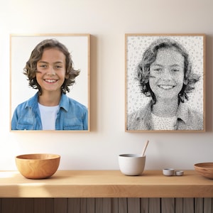 Op de afbeelding: Twee ingelijste portretten van een lachende persoon hangen aan een muur. Eén is een kleurenfoto, de andere een zwart-wit afbeelding samengesteld uit letters. Een houten kom, een kleine witte kom en twee kleine keramische schaaltjes staan op een houten plank.