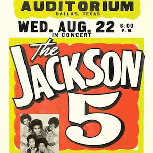 Może przedstawiać: Winietkowy plakat koncertowy reklamujący występ The Jackson 5 w Memorial Auditorium w Dallas, Teksas, 22 sierpnia 1972 roku. Plakat przedstawia dużą, czerwoną i białą cyfrę 5 z nazwą zespołu w czarno-białych literach. W lewym dolnym rogu znajduje się mniejszy obraz zespołu.