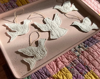 Adorno de paloma acolchado blanco sólido