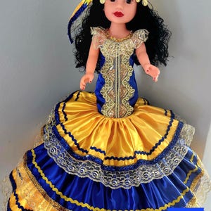 Muñeca vestida de gitana de dos aguas