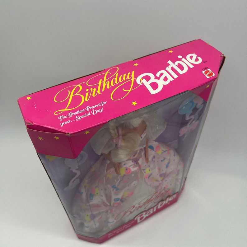Birthday Barbie (brünett) – 1996er Sammlerpuppe, Ca. 29 Cm, Mit Kleid, Ohrringen, Ring Und Haarbürste – Perfektes Geschenk Birthday Barbie (brünett) – 1996er Sammlerpuppe, Ca. 29 Cm, Mit Kleid, Ohrringen, Ring Und Haarbürste – Perfektes Geschenk