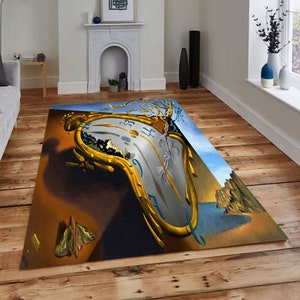 Puede incluir: Una alfombra de estilo surrealista que presenta un reloj de bolsillo derritiéndose con números romanos y una cara agrietada. El reloj está rodeado por un cielo azul con nubes y una costa rocosa en el fondo.