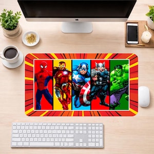 Könnte beinhalten: Rechteckige Schreibtischunterlage mit den Avengers: Spider-Man, Iron Man, Captain America, Thor und Hulk. Die Matte hat einen roten Rand mit gelben Strahlen und einen farbenfrohen Hintergrund für jede Figur. Eine weiße Tastatur und Maus befinden sich im Vordergrund.