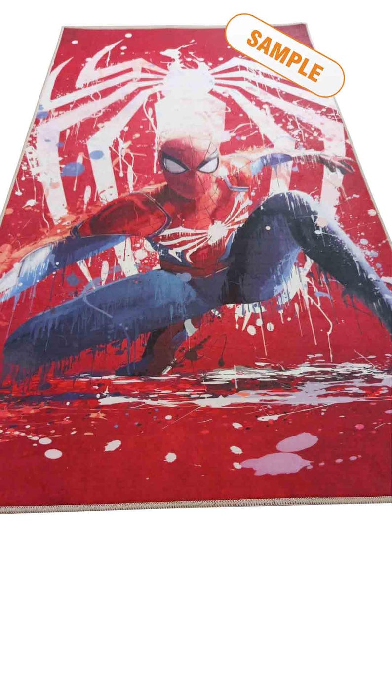 Puede incluir: Un personaje de Spiderman rojo y azul con un dise&ntilde;o de telara&ntilde;a blanca sobre un fondo rojo con salpicaduras de pintura blanca. La imagen tiene la palabra "SAMPLE" en la esquina superior derecha.