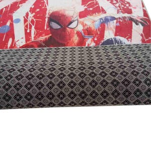 Puede incluir: Alfombra roja y blanca con un gr&aacute;fico de Spiderman y una telara&ntilde;a. La alfombra tiene un patr&oacute;n geom&eacute;trico blanco y negro en la parte inferior.