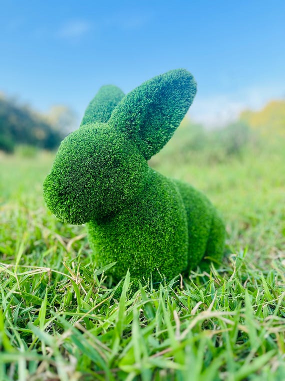 うさぎのトピアリーは人工芝でできています：屋外・屋内・家の装飾