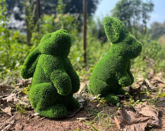 人工芝で作られたウサギのトピアリー彫刻。屋外の庭の装飾や景観