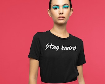 Bleiben Sie seltsam T-Shirt | Edgy Grunge dunkel Street Fashion Mode Goth Emo Punk Geschenk
