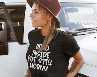 Tee-shirt unisexe mort à l’intérieur mais toujours excité | Streetwear, Mode, Goth, Emo, Halloween, Cadeau pour petite amie, petit ami, mari, femme