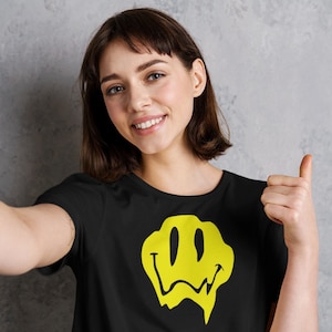Smeltende Smiley Face Emoji T-shirt | Streetwear, mode, goth, emo, cadeau voor vriendin, vriend, vrienden