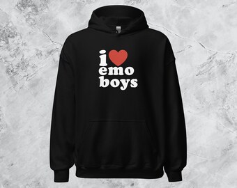 Pode incluir: Camisola de capuz preta com um gráfico branco que diz "i ♥ emo boys" com um coração vermelho.