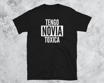 Tengo Novia Toxica Tee | Lustiges mexikanisches sarkastisches Geschenk