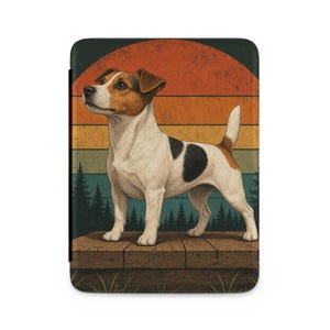 Pode incluir: Uma ilustração de um Jack Russell Terrier numa capa de tablet. O cão é branco com marcas castanhas e pretas, em pé numa superfície de madeira. O fundo apresenta um design de pôr do sol retro com riscas laranja, amarelas e verdes, e uma silhueta de floresta.