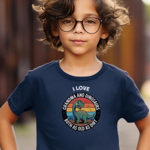 Camiseta infantil de estilo suave, diseño retro de abuela dinosaurio, camiseta gráfica infantil, linda camiseta de dibujos animados, camiseta infantil de estilo vintage, divertida para la familia.