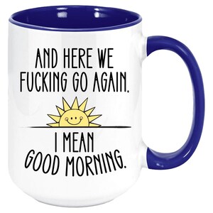 Pode incluir: Caneca de caf&eacute; branca com borda e al&ccedil;a azuis. A caneca tem um ditado engra&ccedil;ado que diz "And here we fucking go again. I mean good morning."