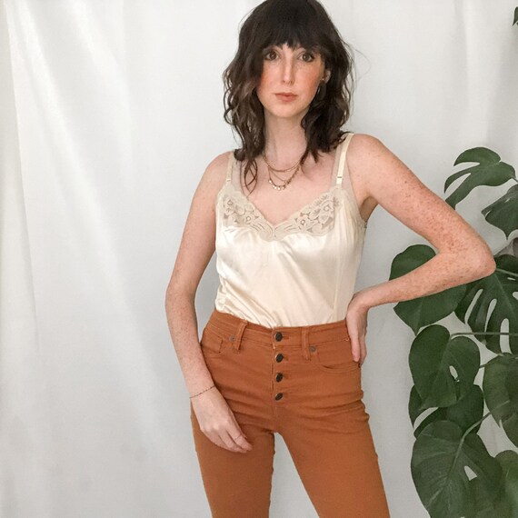 Vintage cream lace Gem