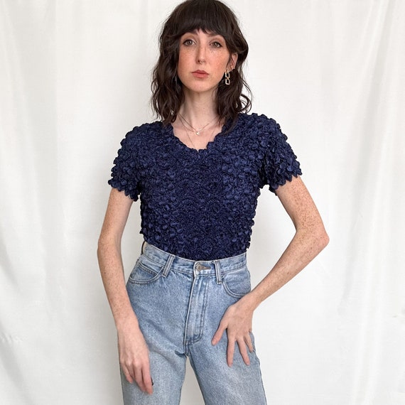 90s / Y2K Blue Satin Popcorn Scrunchy Top