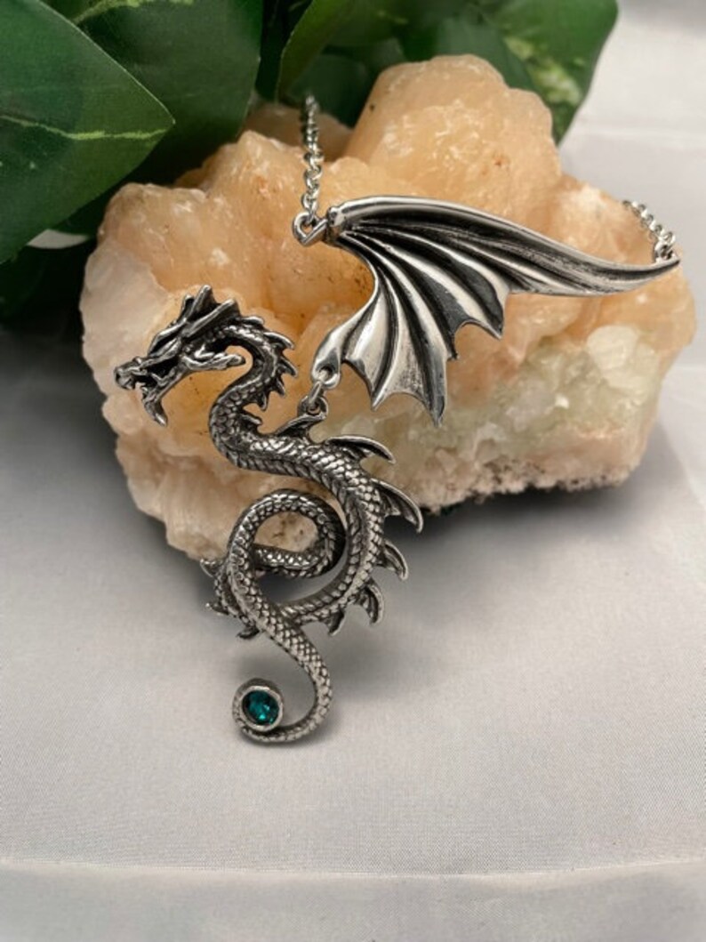 VINTAGE LARGE DETAILED DRAGON w EMERALD GREEN CRYSTAL PEWTER PENDANT NECKLACE